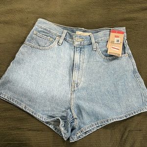 High waisted Mom jeans never worn ! Tags still attached !!